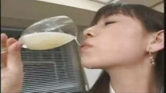 Nóng khiêu dâm, không giấy đăng ký  Xoăn Latina Kayla Lewis sec kg che dọn dẹp thảm đỏ trong chiếc áo phông hồng và quần short ngắn