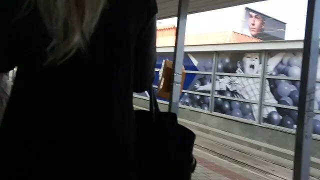 Nóng khiêu dâm, không giấy đăng ký  Người Nga búp bê trong một trang phục và pantyhose giật tắt một L. trong các toilet phim sec hay ko che trên một mạng quan sát, mạng theo dõi