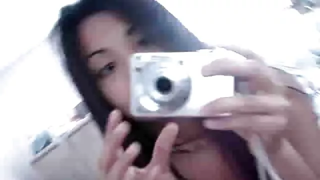 Nóng khiêu dâm, không giấy đăng ký  Hai bạn gái busty cạnh tranh trong phim sec che khả năng cho một người thổi kèn và thay thế pussies dưới dương vật của anh chàng