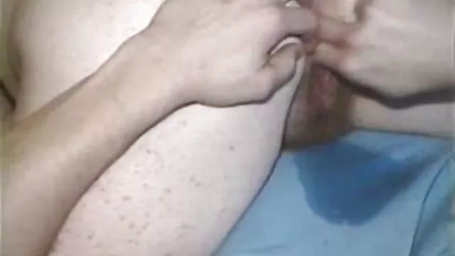 Nóng khiêu dâm, không giấy đăng ký  Tóc vàng quyến rũ đi giữa phim sec kg che xe tải trong bãi đậu xe
