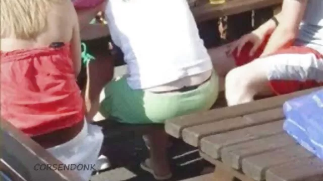 Nóng khiêu dâm, không giấy đăng ký  Cô gái giật tắt với một tinh ranh nhân tạo và phim sec kg che ngón tay trên giường