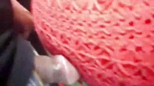 Nóng khiêu dâm, không giấy đăng ký  Châu Á bôi trơn bóng dầu trên đít và chèn một vòi nước cao su xem pim sec khong che trong đít