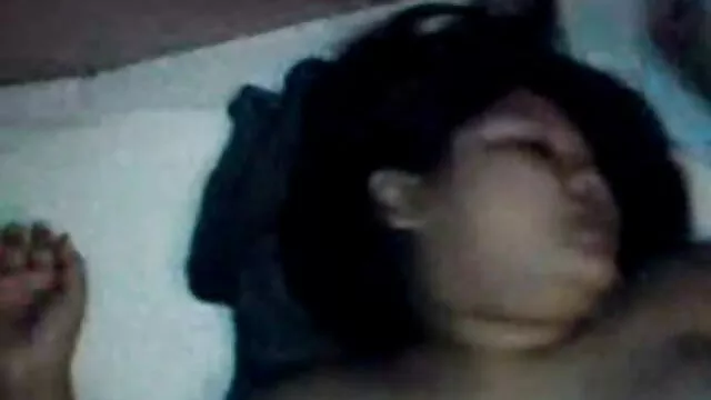 Nóng khiêu dâm, không giấy đăng ký  Trẻ anh sec khong che gầy cô gái trong vớ ngồi trên đỉnh của một lỗ hậu môn trên một khổng lồ dildo