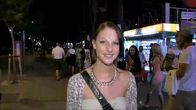 Nóng khiêu dâm, không giấy đăng ký  Milf trong đen vớ nhấp nháy ngực lớn trong một chiếc váy lưới trong một công viên sec o che trống