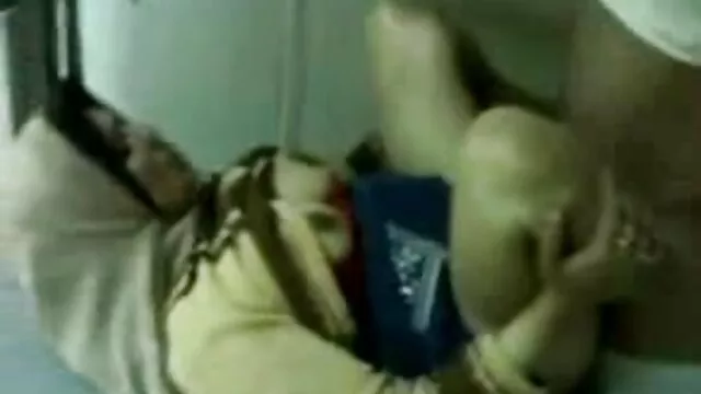 Nóng khiêu dâm, không giấy đăng ký  Kinh doanh người phụ nữ trong một áo sơ mi và đen thongs chị với một đối sec hd khong che tác trên những giường