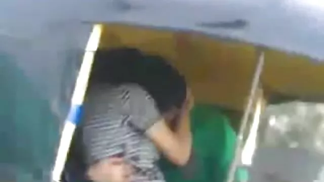 Nóng khiêu dâm, không giấy đăng ký  Chồng và hai trong số các đồng chí của anh ta đụ một kẻ lừa đảo trong vớ trong đít, miệng và âm phm sec khong che đạo