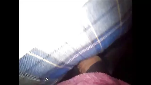 Nóng khiêu dâm, không giấy đăng ký  Bạn cùng phòng trong chiếc áo phông màu xanh xé nát một cô bạn gái xem phim sec ko che có đường cong trước webcam