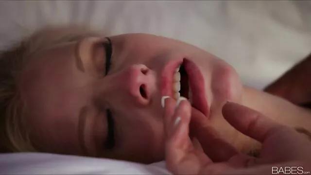 Nóng khiêu dâm, không giấy đăng ký  Một chàng trai hói pound một cô gái tóc nâu phim sec o che trong tất cả các vết nứt sau bữa sáng
