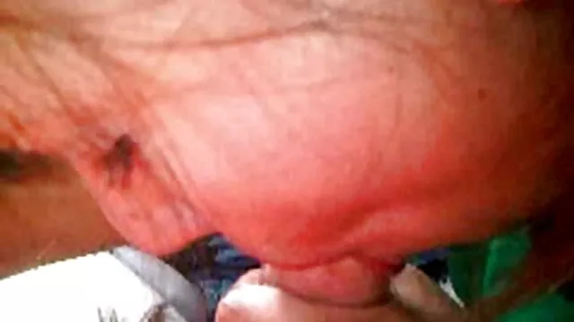 Nóng khiêu dâm, không giấy đăng ký  Một trẻ tóc vàng trong một tank top được fuck bởi một người và một bạn gái với một strapon phm sec khong che