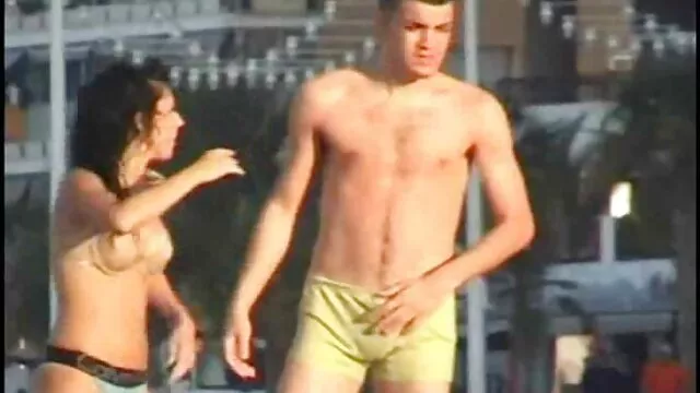 Nóng khiêu dâm, không giấy đăng ký  Brunette phim sec khonh che trong một đen áo len chị trên các giường