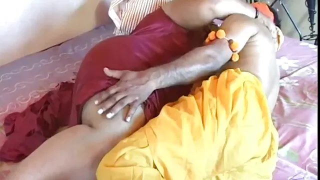 Nóng khiêu dâm, không giấy đăng ký  Một cô phim seckhong che gái mặc áo màu tím gần bức tường bị kích thích bởi một chiếc máy rung giấu trong quần lót
