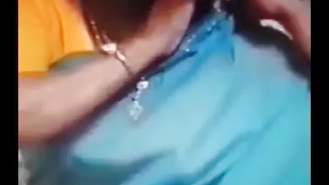 Nóng khiêu dâm, không giấy đăng ký  Một phụ nữ trưởng thành xem phim seckhong che khiêu dâm trên TV và dùng ngón tay vuốt ve phía trước