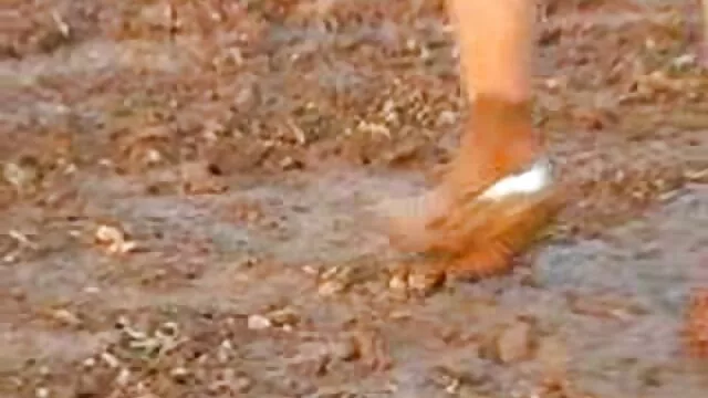 Nóng khiêu dâm, không giấy đăng ký  Một phụ nữ tóc đỏ mặc áo tắm bú cặc của một người bạn trong sân và tự trao thân cho anh fim sec khong che ta