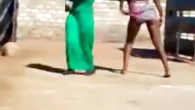 Nóng khiêu dâm, không giấy đăng ký  Chàng fucks một trẻ tóc vàng với lớn p sec khong che tits trên bàn