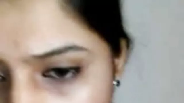 Nóng khiêu dâm, không giấy đăng ký  Lesbian thủ dâm và liếm những bụi rậm của một cô gái với lông phim sec hiep dam khong che nách