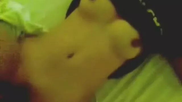 Nóng khiêu dâm, không giấy đăng ký  Brunette trong đen vớ fucks mình với một dildo trên mạng quan sát, phím sec khong che mạng theo dõi