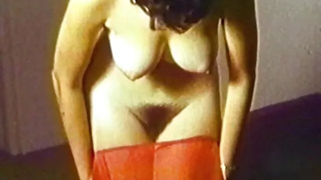 Nóng khiêu dâm, không giấy đăng ký  Trưởng thành brunette masturbates trong các phòng ngủ trên các giường tai phim sec khong che