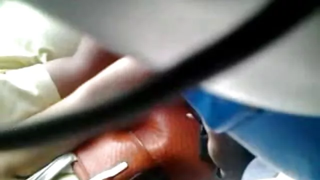 Nóng khiêu dâm, không giấy đăng ký  Một người phụ nữ tóc nâu mặc áo phông phímec khong che trắng hạ vớ xuống và thủ dâm với máy rung âm hộ màu hồng kiểu doggy