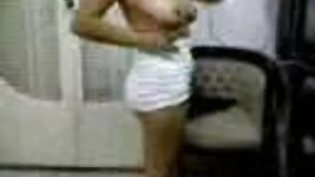 Nóng khiêu dâm, không giấy đăng ký  Brunette phát triển hậu môn với đồ chơi phim sec k nằm trên giường