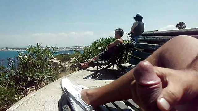 Nóng khiêu dâm, không giấy đăng ký  Một cô gái tóc đen giật đứt dương vật phim sec gai xinh khong che của một chàng trai trước mặt bạn của cô ấy