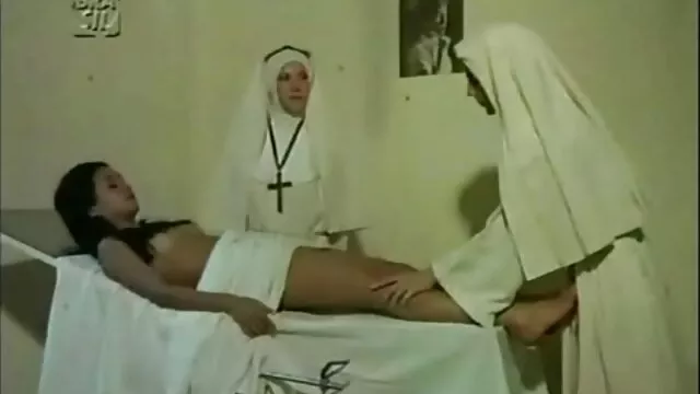 Nóng khiêu dâm, không giấy đăng ký  Người mẹ có đôi mắt chặt chẽ trong vớ màu hồng cho bạn thân một cái hít sâu phim sec hd khong che