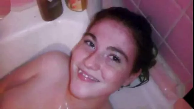 Nóng khiêu dâm, không giấy đăng ký  Brunette liếm kem off một khổng lồ phim sec khôngche vòi nước