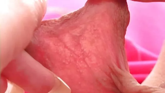 Nóng khiêu dâm, không giấy đăng ký  Hai gà con hút dương vật của phim sec hoc sinh khong che một người đàn ông và lần lượt làm tình với anh ta